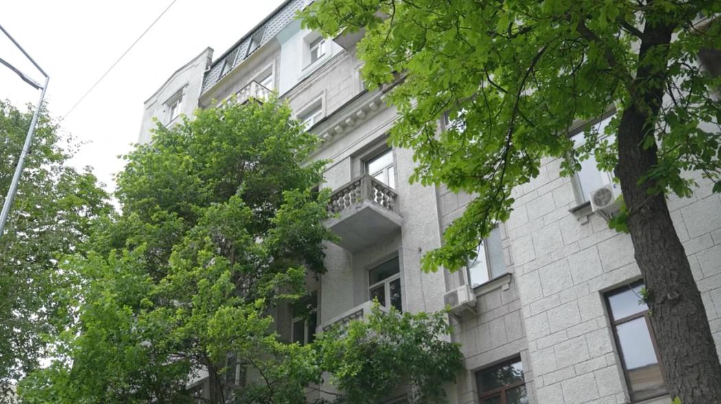 Оренда з дисконтом: Андрій Мотовиловець знімає елітне житло в центрі столиці втричі дешевше за ринок