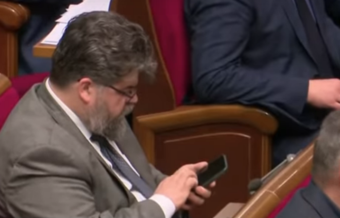 Слуга народа Яременко установил на смартфон антишпионскую пленку