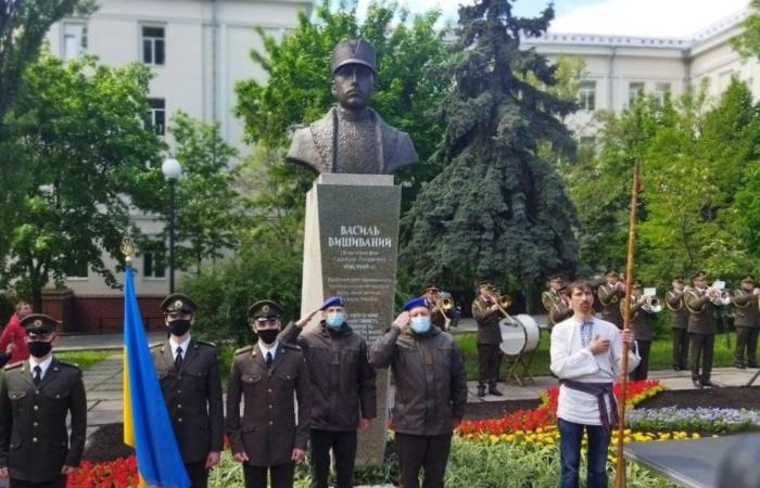 Відкриття пам'ятника Василю Вишиваному