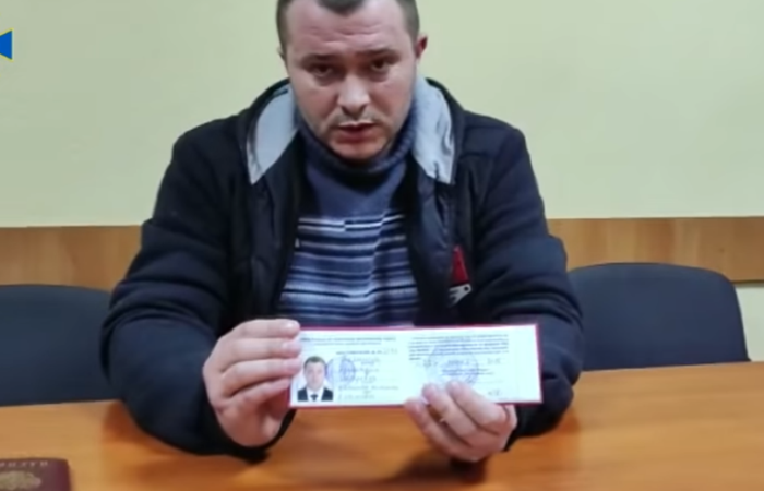 Колишній правоохоронець РФ показово розриває свої паспорт, посвідчення ветерана військової служби і військовий квиток.