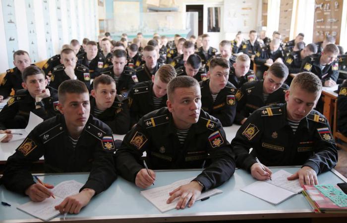 Раша достроково випустить курсантів, щоб відправити їх до України.