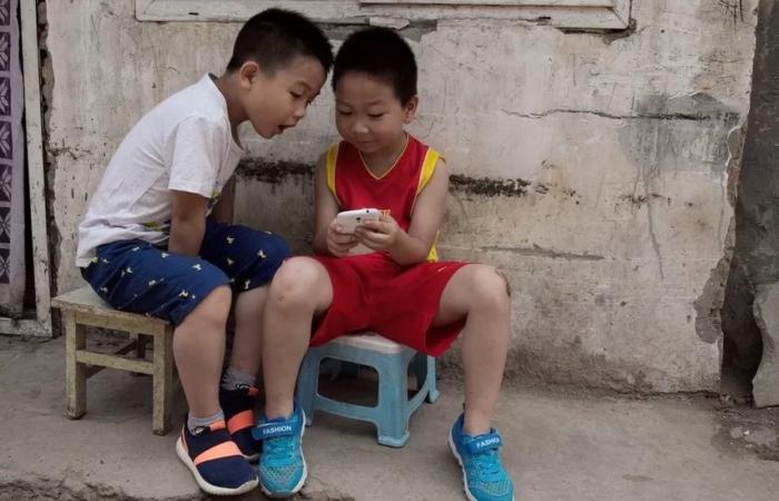 У Китаї підліткам до 18 років обмежать доступ до смартфонів