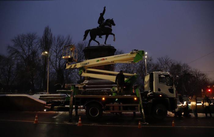 У Києві почали демонтаж пам’ятника Щорсу