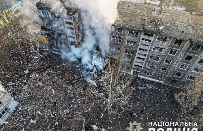 Російські окупанти вдарили по житловому будинку та пологовому відділенню лікарні