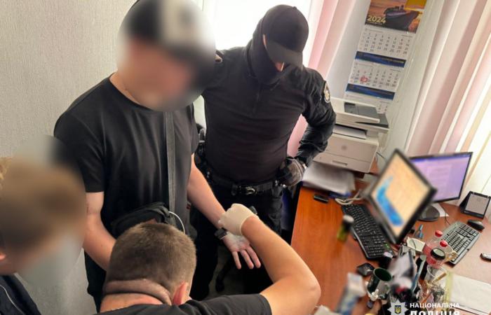 ТЦК почали вимагати хабарі за те, щоб не мобілізували авто — в Одесі затримали хабарника з ТЦК