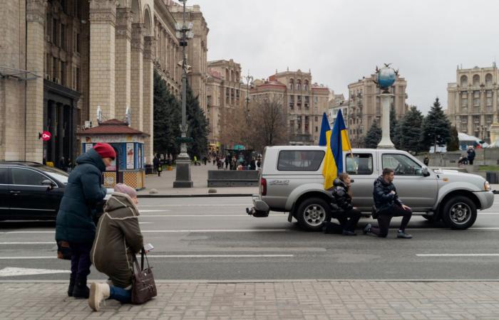 🇺🇦 Bloomberg: загартовані війною українці стійко витримують удари Трампа і згуртувалися навколо Зеленського