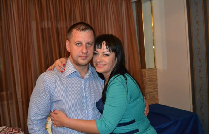🎩 Майстер схем? В.о. мера Рівного Віктор Шакирзян живе в родинному маєтку, їздить на Range Rover і ховає готівку на мільйони