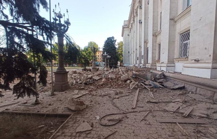 💥 Росія зруйнувала будівлю Херсонської ОДА авіабомбами: два точні удари по центру мирного міста