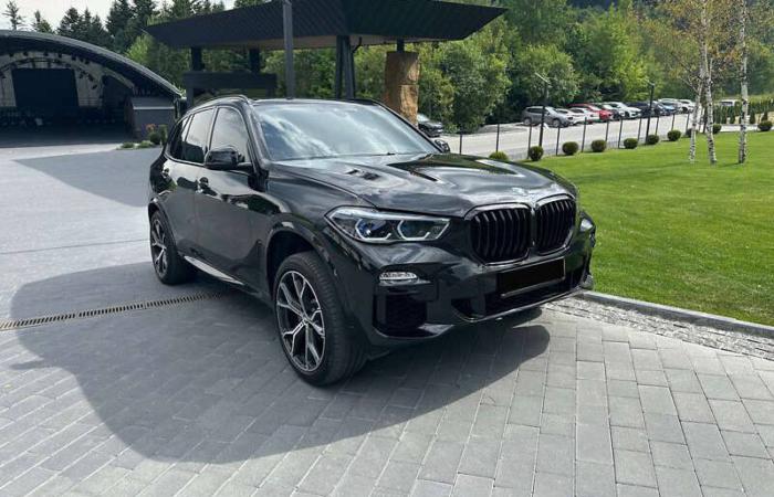 31-річний син помічниці «Юзіка» під час війни купив два авто преміум-класу