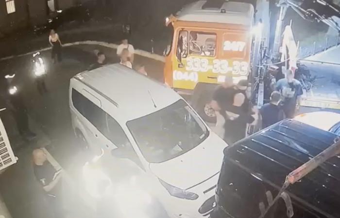 🚨 Скандал із «Геліком» та «Дією»: адвокат виліз на дах авто, аби захистити його від рейдерів