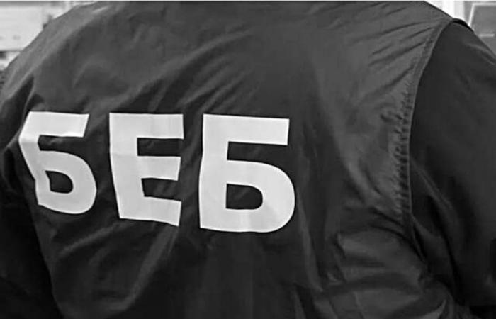 🔈 «Бідний» борець з економічною злочинністю: Експосадовець БЕБ Віктор Чорний оформив елітний автопарк та маєток на матір