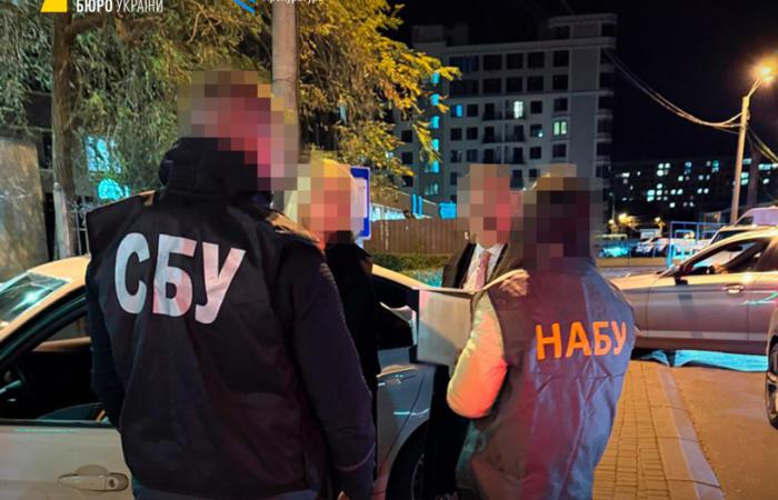 Родинний «бізнес» у суді: в Одесі на хабарі у $10 000 викрито суддю та адвоката