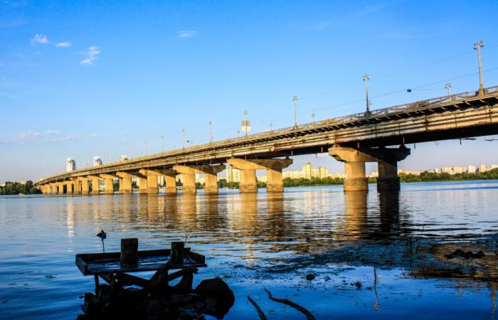 Міст Патона гниє з 2017 — і тільки тепер забили на сполох