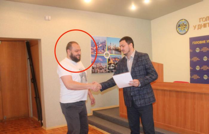 Чиновник ДМС на Дніпропетровщині торгував фіктивними посвідками для ухилянтів і приховав майно у декларації