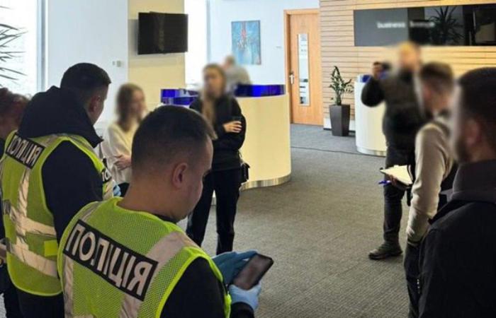 Викрито масштабний хаб із виготовлення європейських документів для вихідців із РФ та Близького Сходу