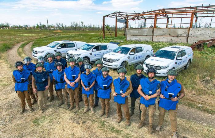 Поки пластичний хірург розповідав про імпланти, його фірма «розміновувала» вже чисті поля Херсонщини