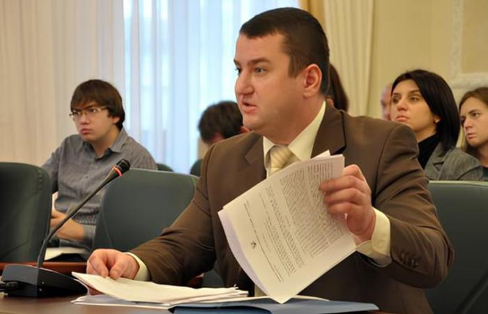 Mercedes за ціною велосипеда і Tesla у подарунок: суддя Нікушин три роки ігнорував оцінювання і може втратити посаду