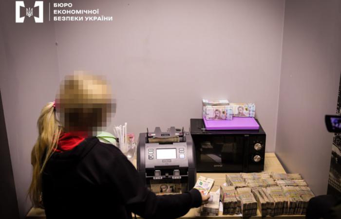 БЕБ зупинило конвертцентр, який 5,5 років відмивав гроші через 500 підставних структур і виводив їх у крипту та ЄС - загалом до 18 млрд грн