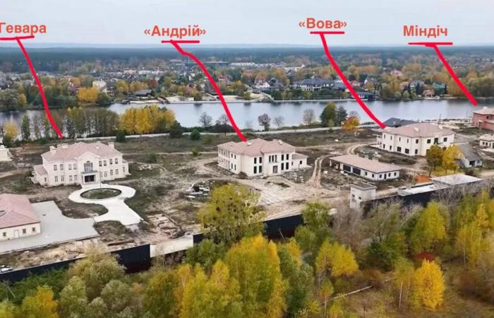 Поряд з островом Льовочкіна і садибою Порошенка 