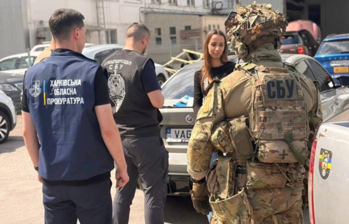 СБУ та поліція провели обшуки у харківської блогерки Анни Крівуц, яку звинувачують у продажу гуманітарних авто для ЗСУ
