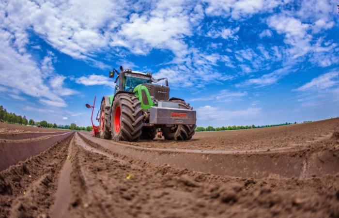 Шахраював із колонії: в'язень продавав неіснуючі трактори і списував гроші на ТЦК та зламаний трал