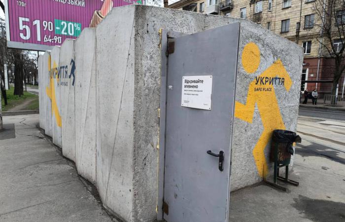 Дніпро платить 56 мільйонів за охорону бетону: камери зафіксували, що охоронців біля укриттів не було