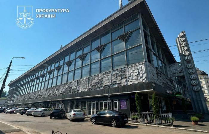 Поки Кличко притримує Житній ринок «для своїх», прокуратура через суд змушує КМДА захистити історичну будівлю