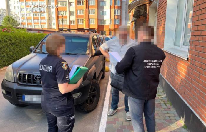 Розпродаж землі громади через суди та реєстраторів: слідство заблокувало активи корупційного угруповання на Хмельниччині