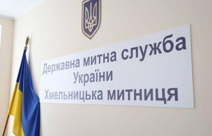 Сто гривень за свіжий кросовер: як посадовці Хмельницької митниці купують автомобілі за копійки