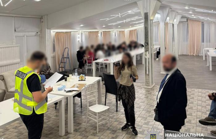 Шахрайські кол-центри з «клоузерами» та «HR»: поліція викрила мережу «офісів», що дурила людей через банки та сайти знайомств