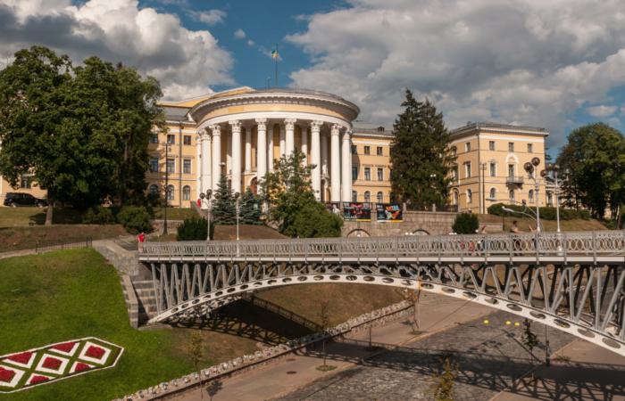 Без права на приватизацію: чому суд зобов'язав профспілки віддати Жовтневий палац