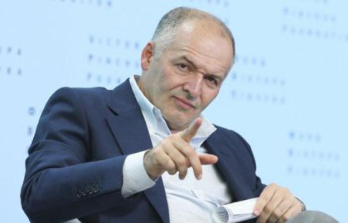 Поки Україна воює: олігарх Віктор Пинчук придбав 82-метрову супер’яхту SAKURA вартістю у сотні мільйонів
