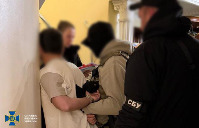 25 тисяч доларів за відстрочку та роботу: СБУ затримала топчиновника кадрового підрозділу Держмитслужби