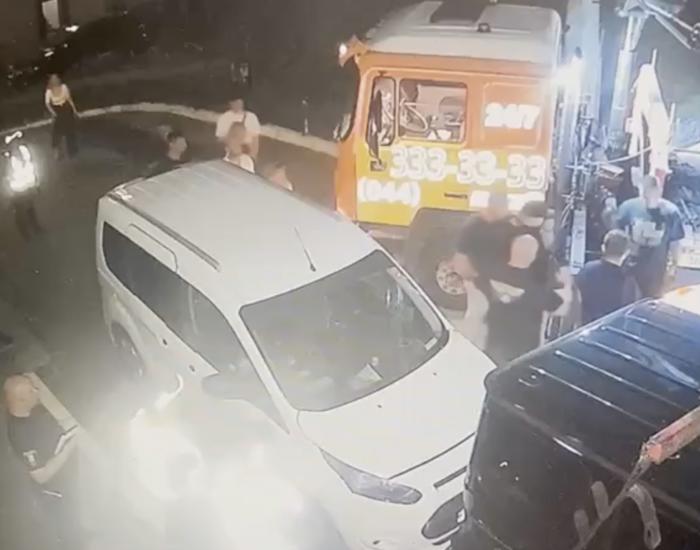 🚨 Скандал із «Геліком» та «Дією»: адвокат виліз на дах авто, аби захистити його від рейдерів